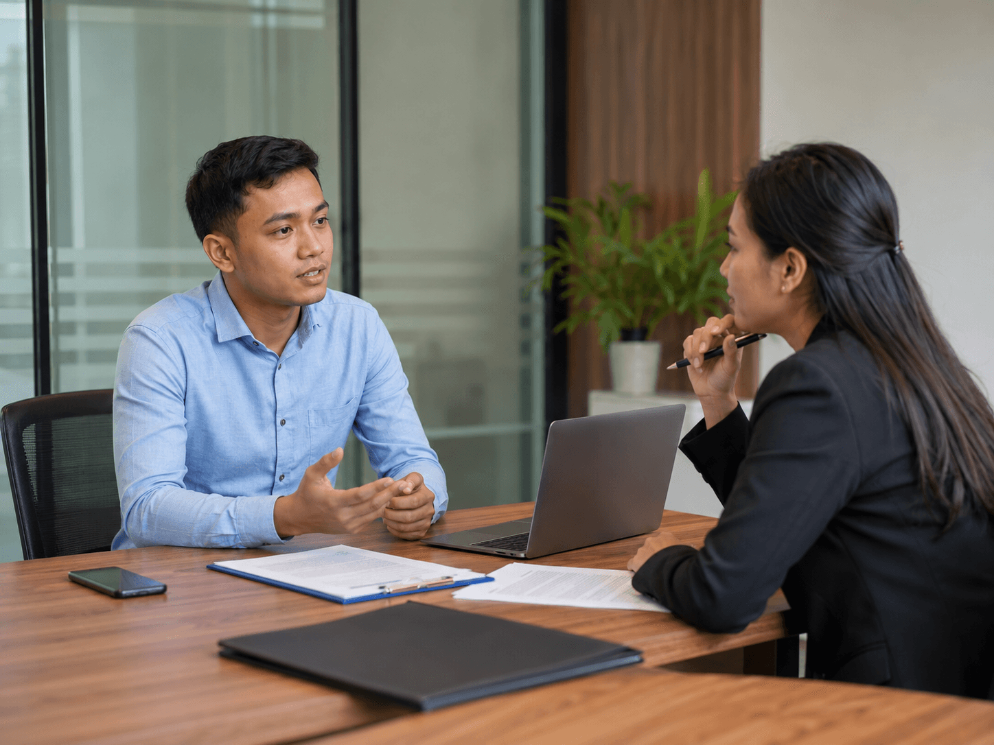 Diskusi negosiasi gaji antara kandidat dan HR dalam sesi interview