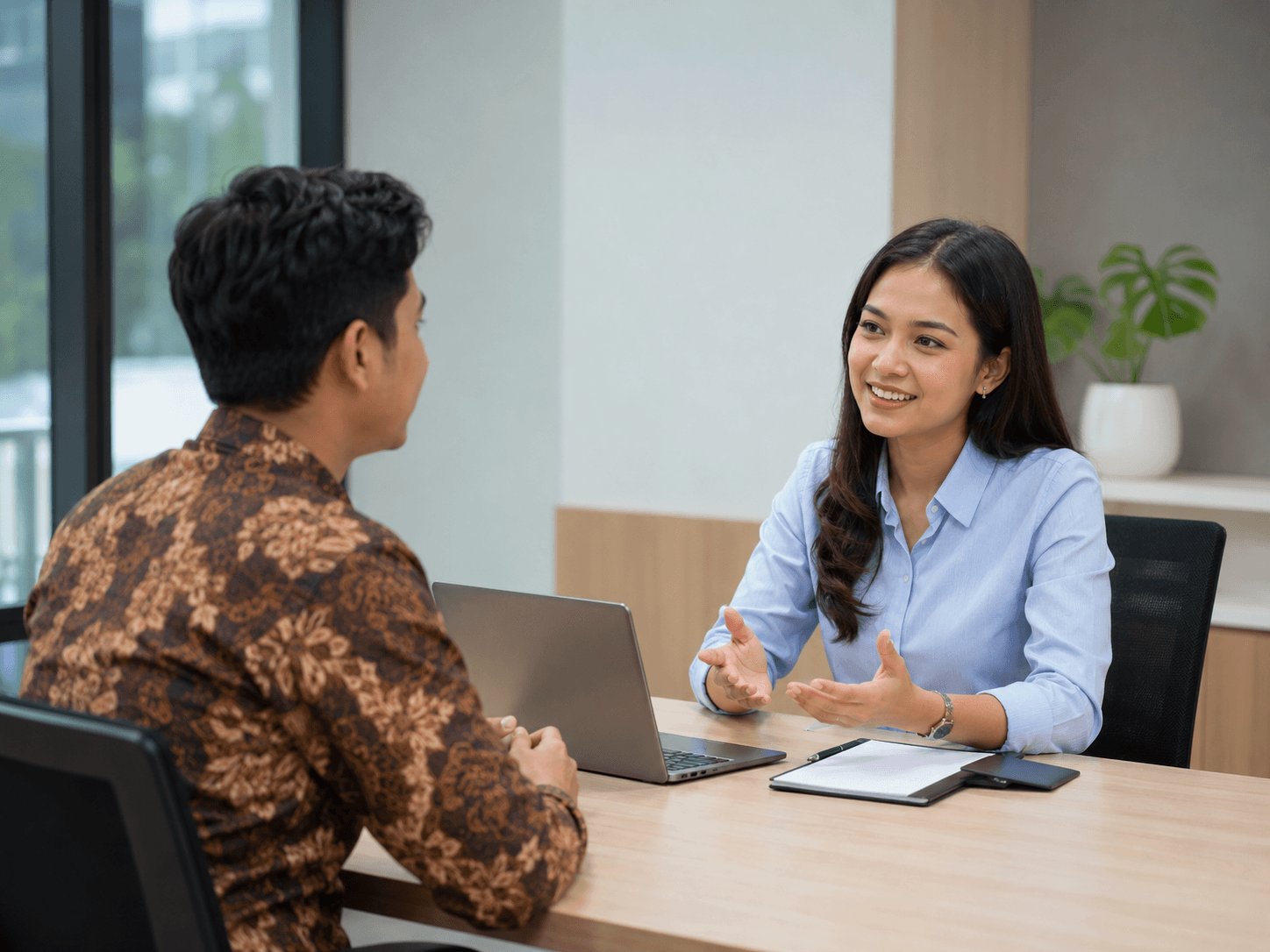 Dua profesional berdiskusi dalam suasana interview kerja yang santai namun profesional