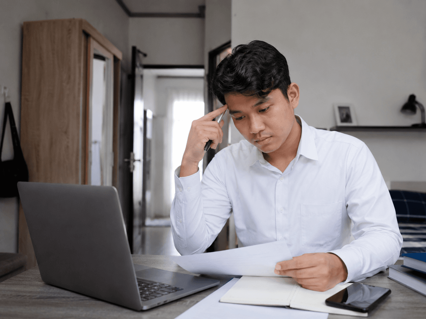 Fresh graduate mempersiapkan diri sebelum interview kerja pertama