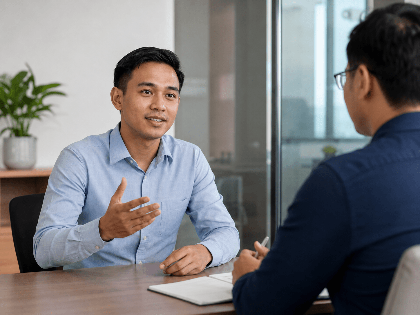 Kandidat menjawab pertanyaan pembuka dalam sesi interview kerja