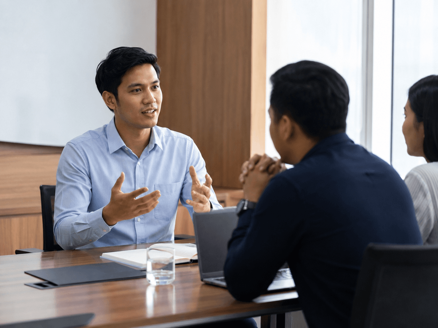 Profesional menyampaikan penjelasan dengan percaya diri dalam sesi interview