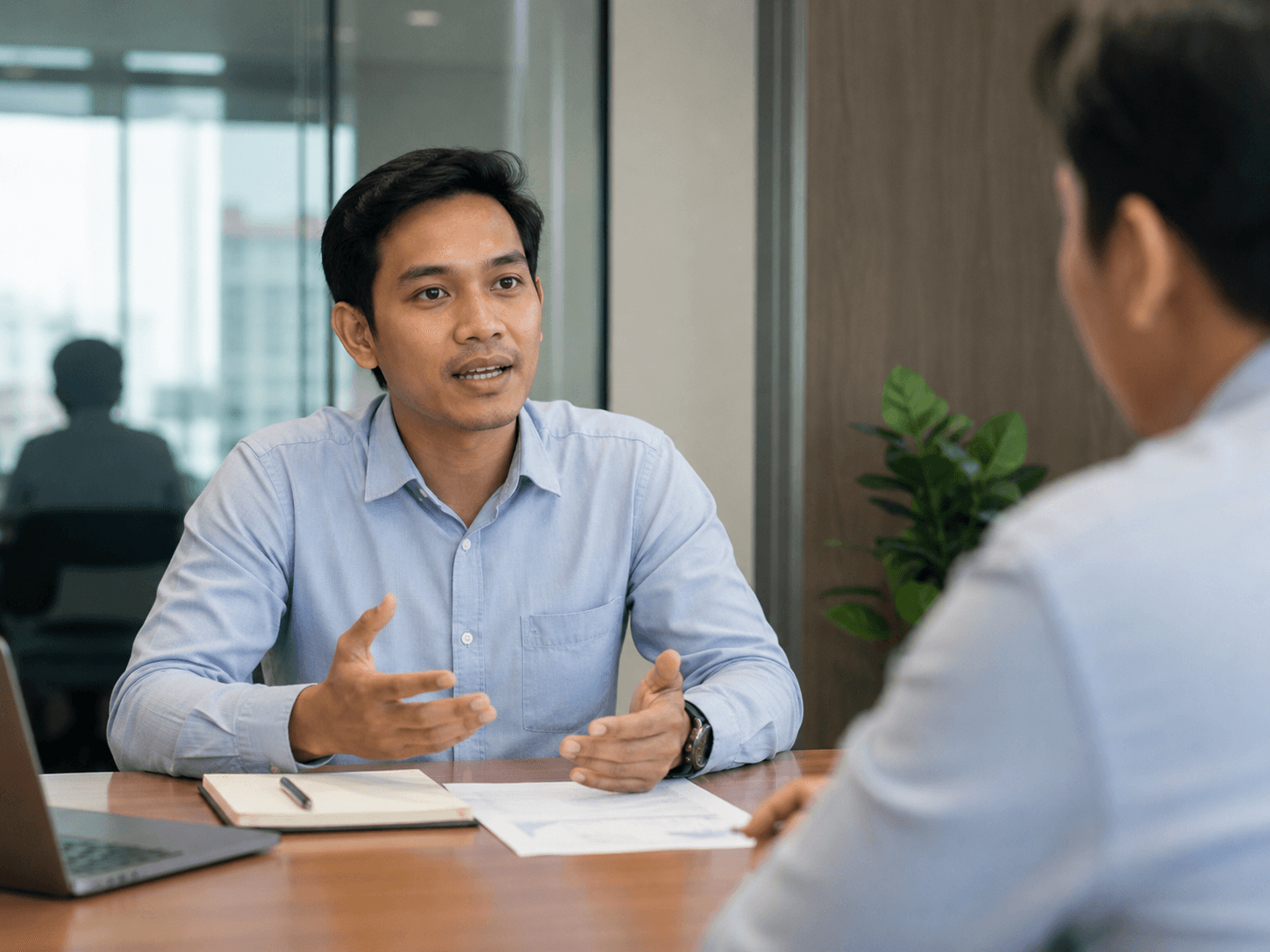 Profesional sedang menjawab pertanyaan dalam sesi interview kerja