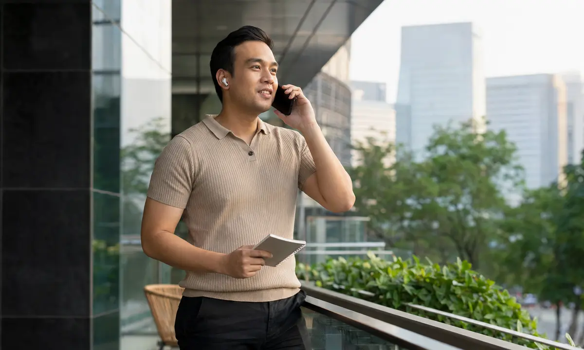 Profesional Indonesia melakukan negosiasi gaji melalui telepon