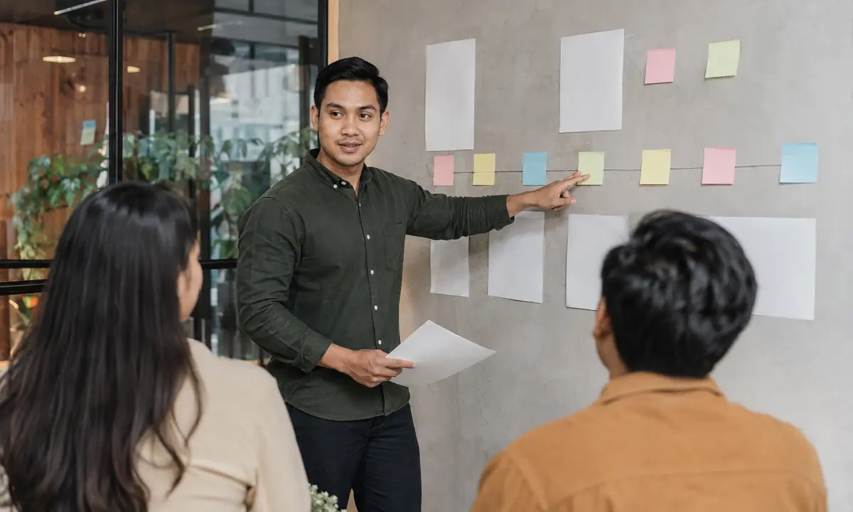 Profesional Indonesia menyiapkan handover selama notice period